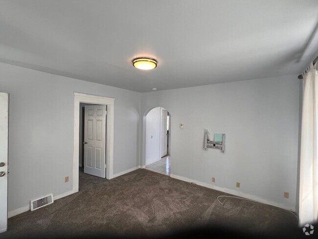 Building Photo - Newly remodeled 2 bedroom 1 bathroom upper... Rental