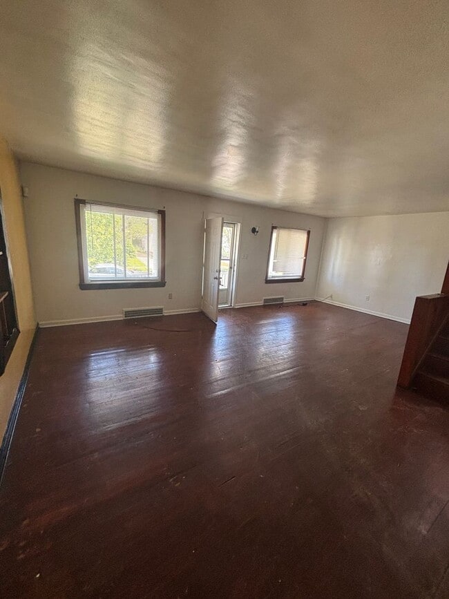 Photo - 3bd S. Collinwood Single Cash Pay/Section 8
