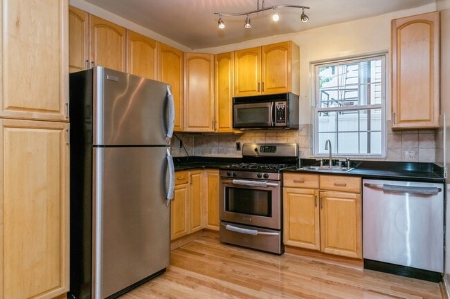 Building Photo - 320 6th St Unit 1
