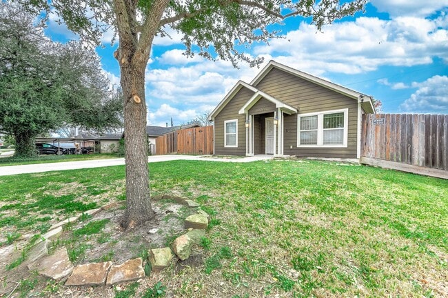 Building Photo - 3021 Sparrow St