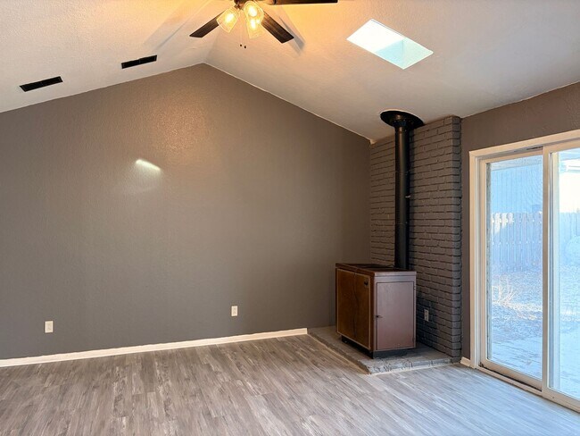 Photo - 104 W Bennett St