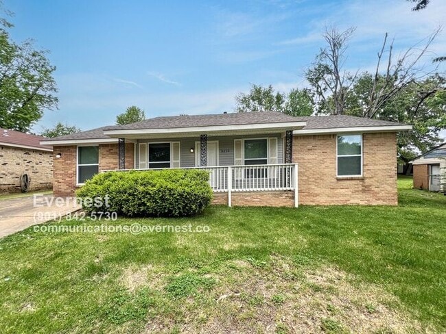 Photo - 3210 Briarwood Dr House