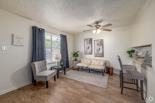 1 dormitorio, 1 baño - 500 pies cuadrados - Sala de estar - Kenilworth Ridge... A Hidden Jewel!