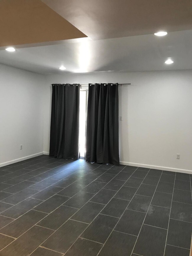 Living Room/double slider - 406 Skyview Dr Unit E