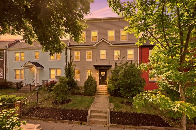 Building Photo - 218 20th St NE Unit PH