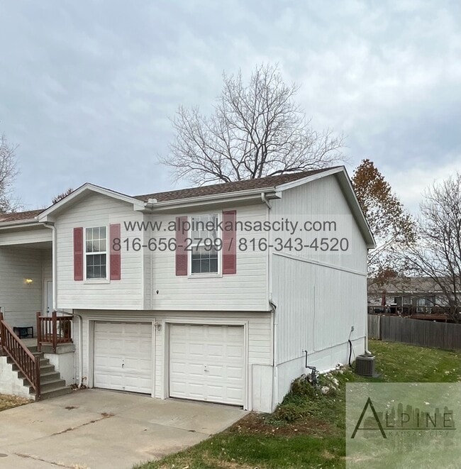 Photo - Spacious Gladstone Duplex, Croner Lot, 2 Car Garage!