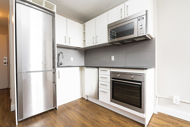 Building Photo - 798 Richmond Street West Unit 444