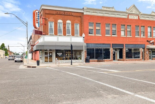 Photo - 115 E Russell St