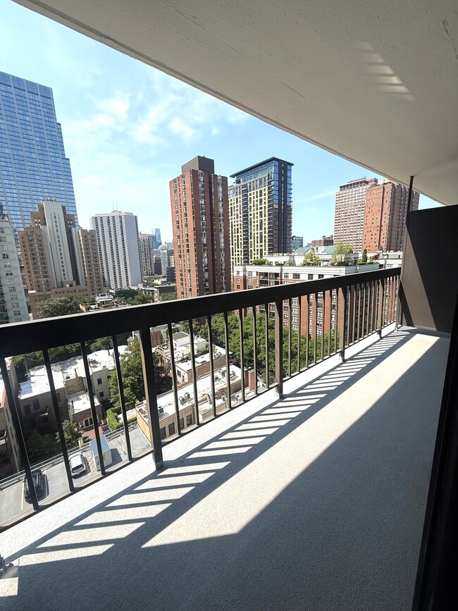 Building Photo - 33 W Delaware Pl Unit 14C