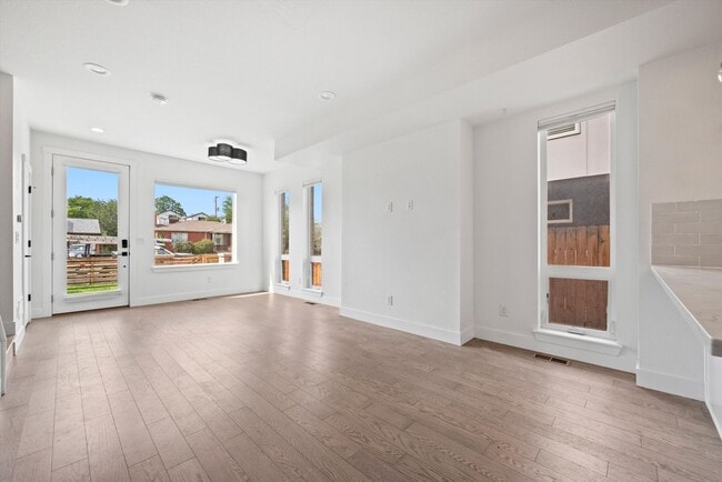 Photo - 1370 Yates St