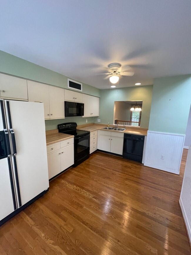 Photo - Large 2 Bedroom, 2.5 Bath Townhouse - Autu...
