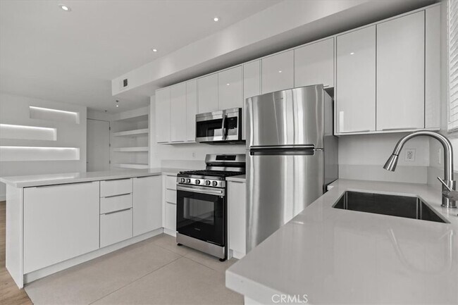 Photo - 8811 Burton Way Unidad 318 Rental