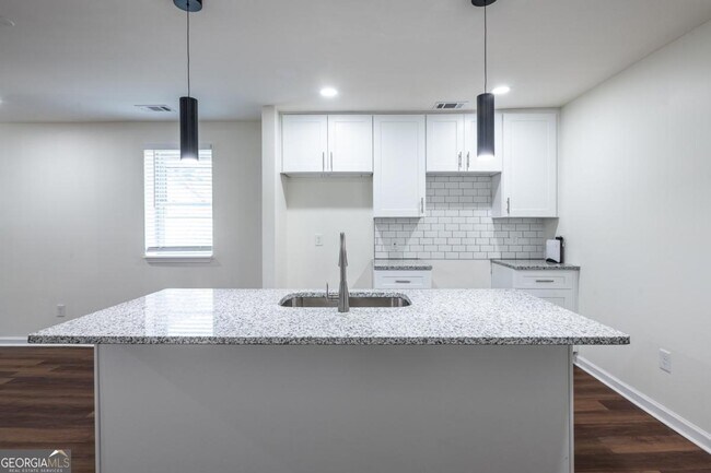 Building Photo - 450 Paines Ave NW