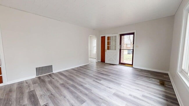 Building Photo - Charming 2 Bedroom Home in Akron