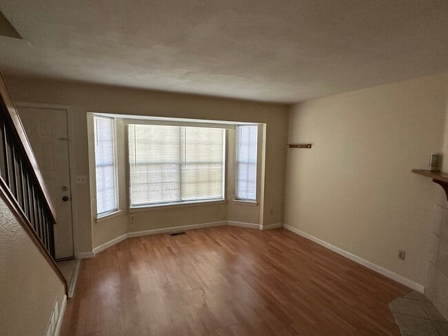 Sala de estar - 8230 Washington St