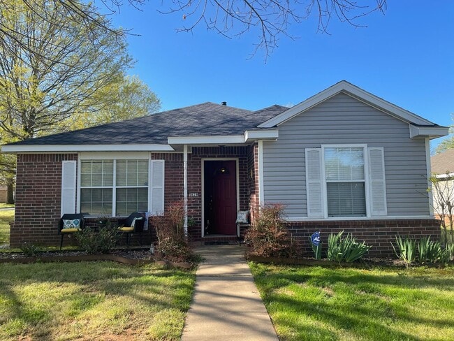 Building Photo - Pre - Leasing 3 Bedroom 2 Bath Extremely c...