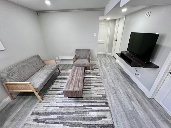 Building Photo - 1518 University Ave W Unit 1