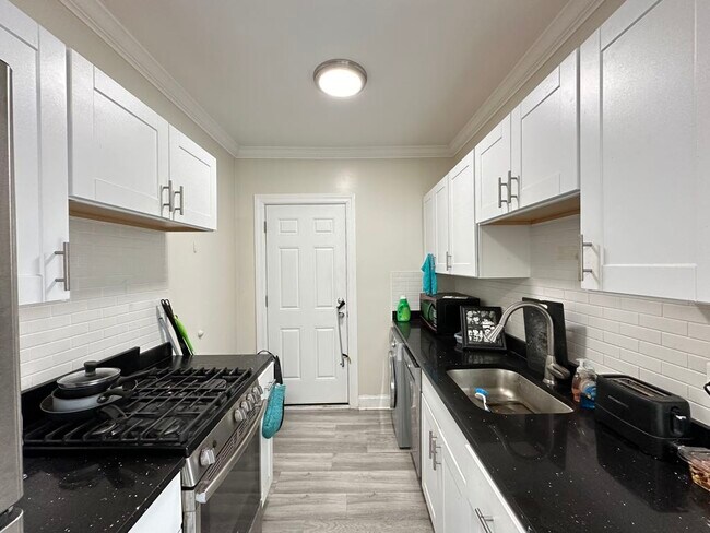 Photo - 3817.5 N Greenview Ave Unit W3