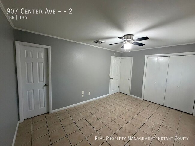 Building Photo - 907 Center Ave Unit 2