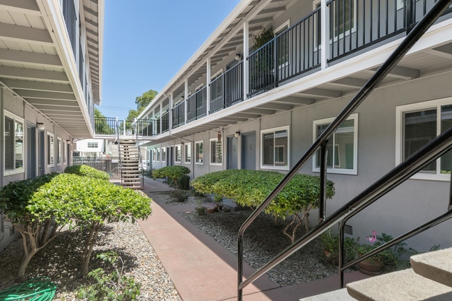 Courtyard 1 - Huntington Apartments