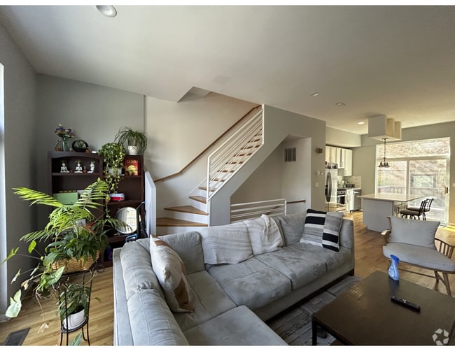 Building Photo - 2205 W Ohio St Rental