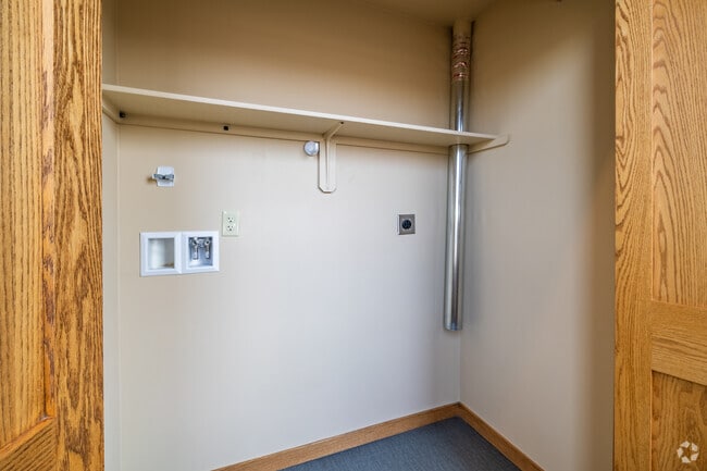 2Br, 2Ba - 1068Sqft - Laundry Hook-up