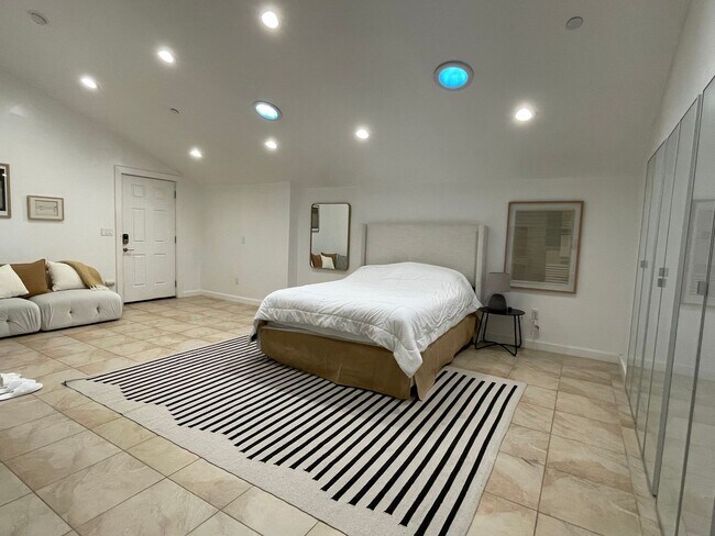 Building Photo - PRIVATE , FURNISHED Beverly Hills Studio Back House ! All utilities included