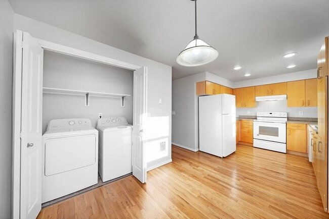 Building Photo - Welcome to The Willows! Tandem garage! Rental