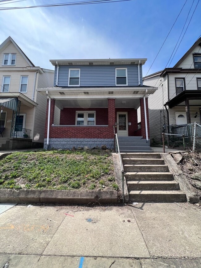 Updated 2BR house with Garage! - Updated 2BR house with Garage!