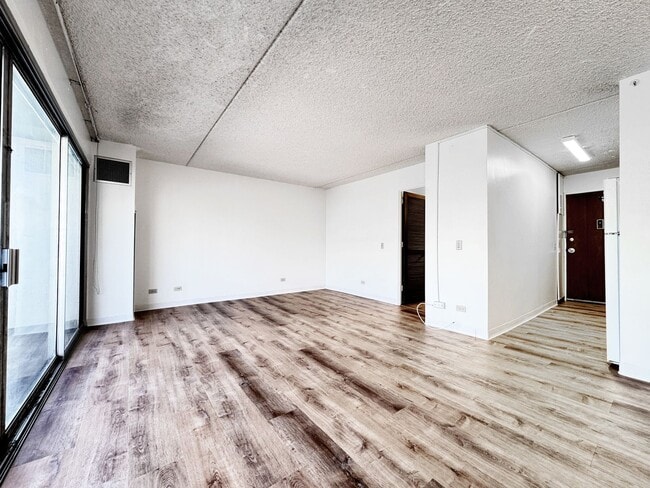 Photo - Honolulu Studio with Central A/C and Assigned Parking Unidad 308