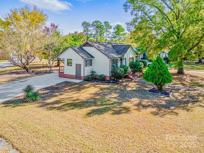 Building Photo - 7605 Bramblewood Dr