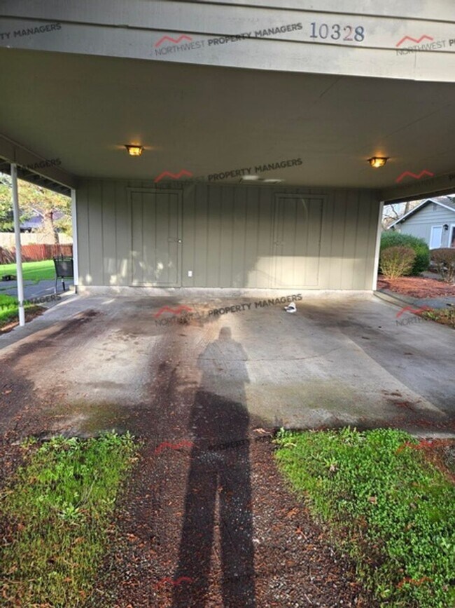 Building Photo - R40B Unit #4