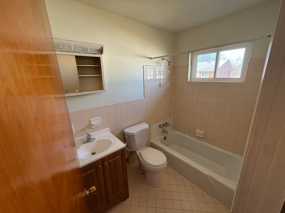 Photo - UTILITES INCLUDED! Discover Convenience in a Prime Location in your 1 BR, 1BA Apartment! Unidad TO - 10