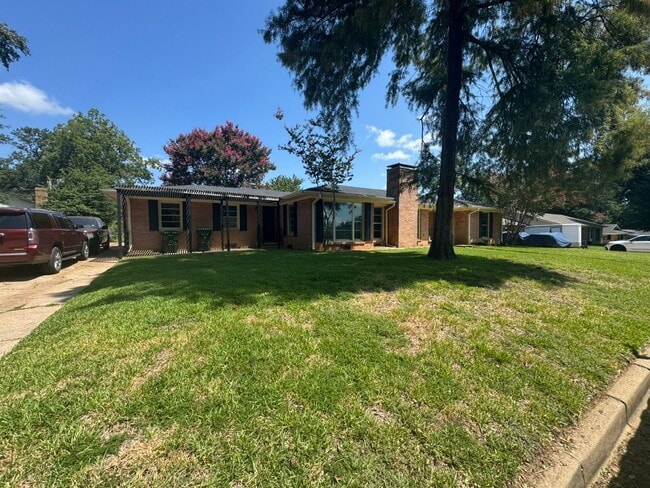 Building Photo - Coming Soon: Spacious 3 Bedroom 2 Bath-Hom... Rental