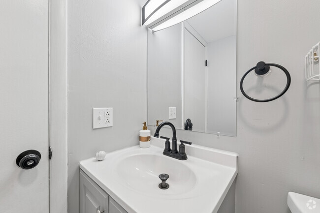 2BR, 1.5BA - 925SF - Second Bathroom