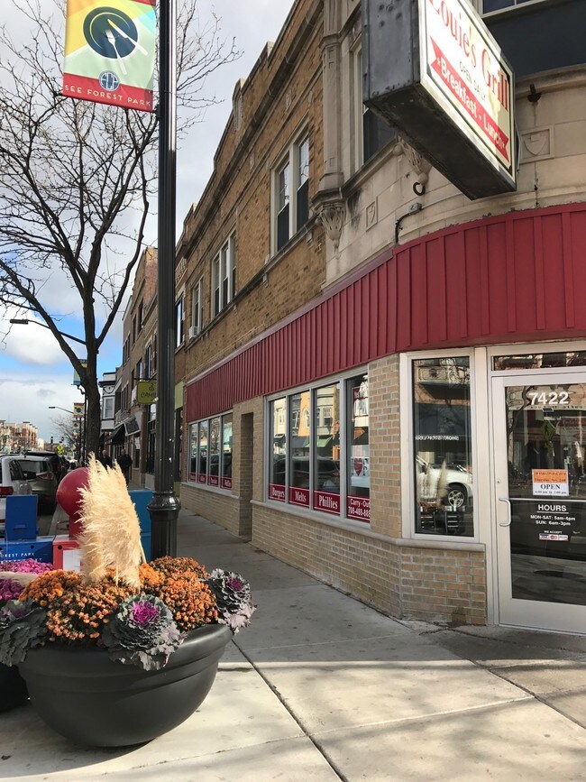 Photo - 7422 Madison St