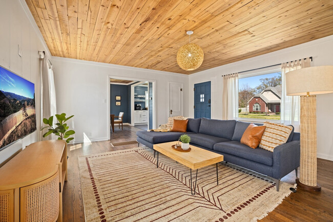 Building Photo - 337 NW A St Rental