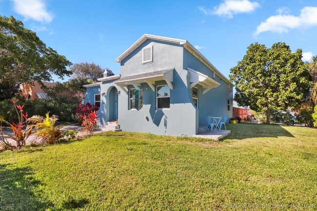 Photo - 301 Hawthorne Dr