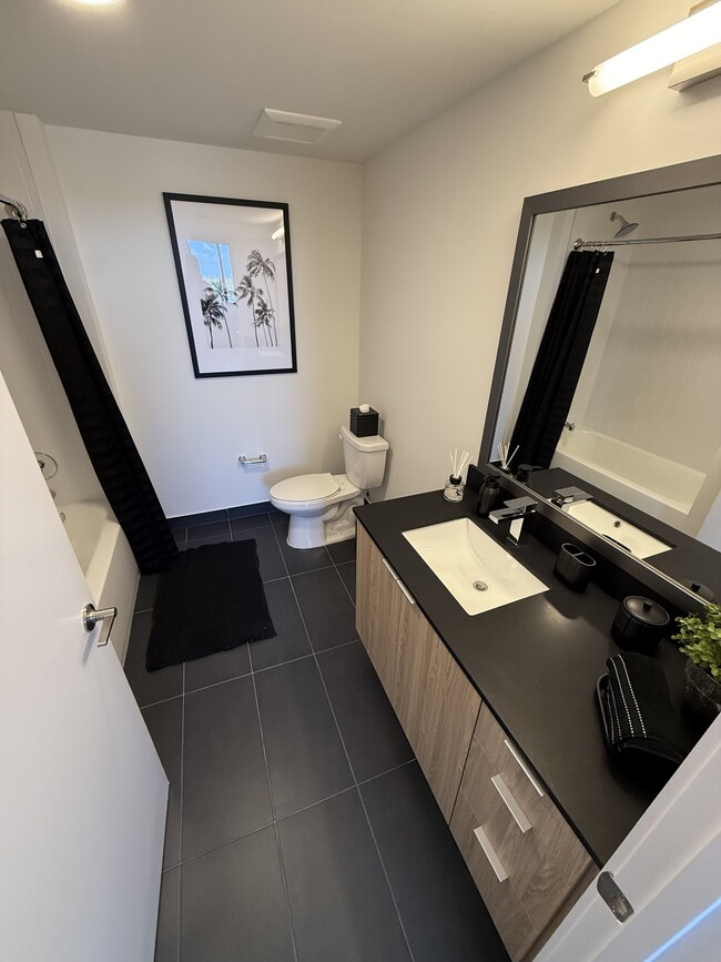 Photo - 941 E 22nd St Unidad B21