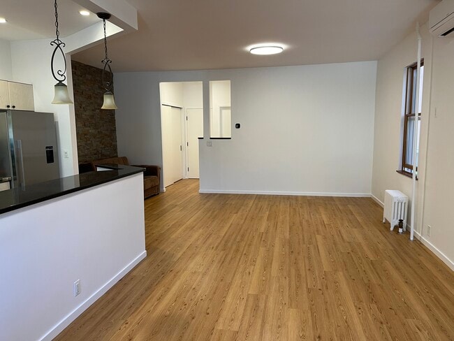 Photo - 6055 Woodbine St