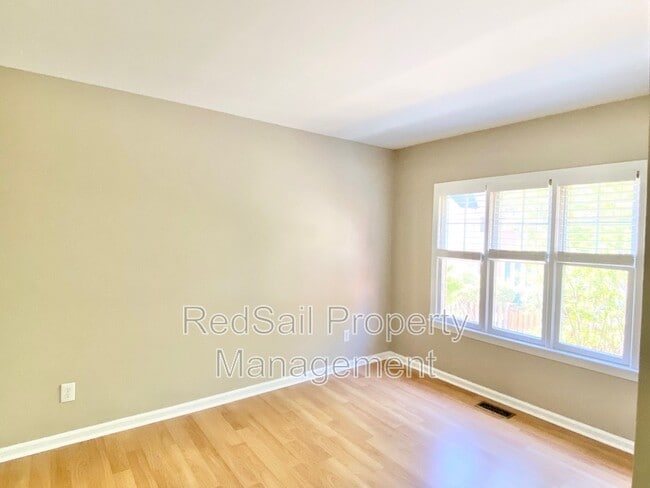 Photo - 348 Llewellyn Mews