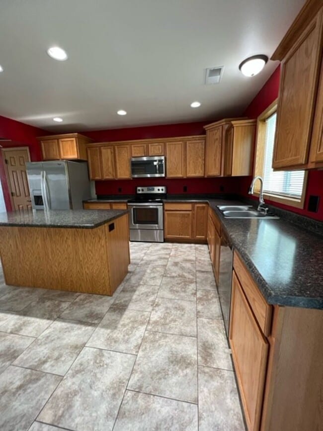 Photo - BEAUTIFUL & SPACIOUS 4 BEDROOM/2.5 BATH DU...