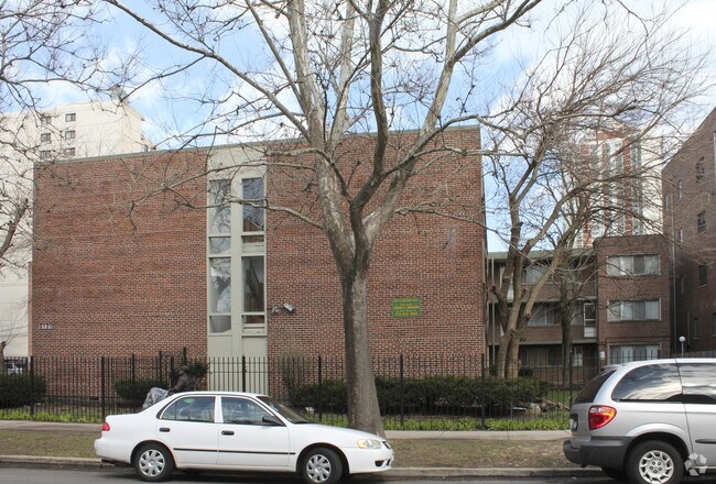 6131 N Winthrop Ave Apartments - 6131 N Winthrop Ave