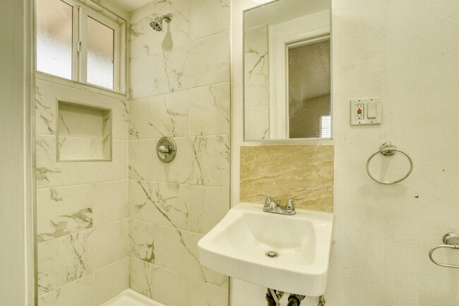 Photo - 2047 W Lingard St