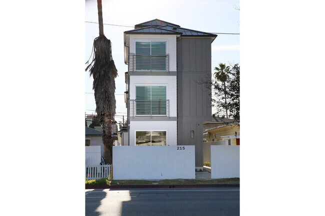 Building Photo - 215 N Hollywood Way Rental