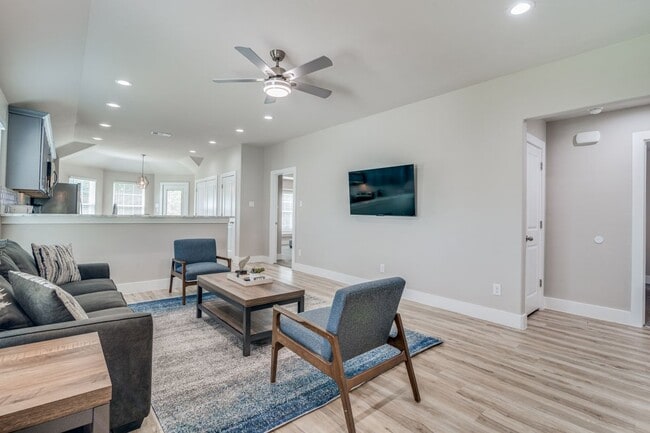 Photo - 2845 Oakdale St