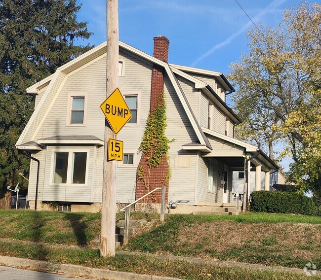 Building Photo - Main Street Rental