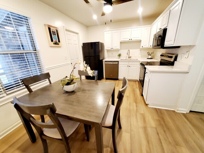 Cocina con electrodomésticos nuevos - 2039 Rondo St