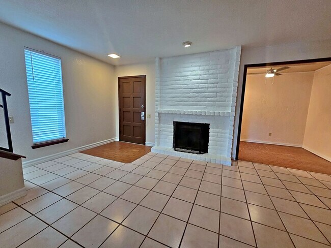 537 W Redd Rd