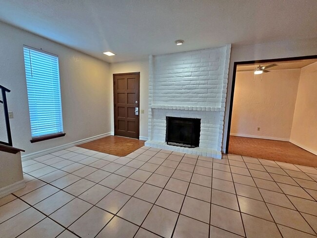 Photo - 537 W Redd Rd